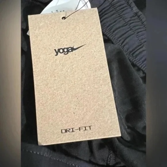 Nike Black Yoga Training Shorts 5" Length Size Large - Picture 4 of 6